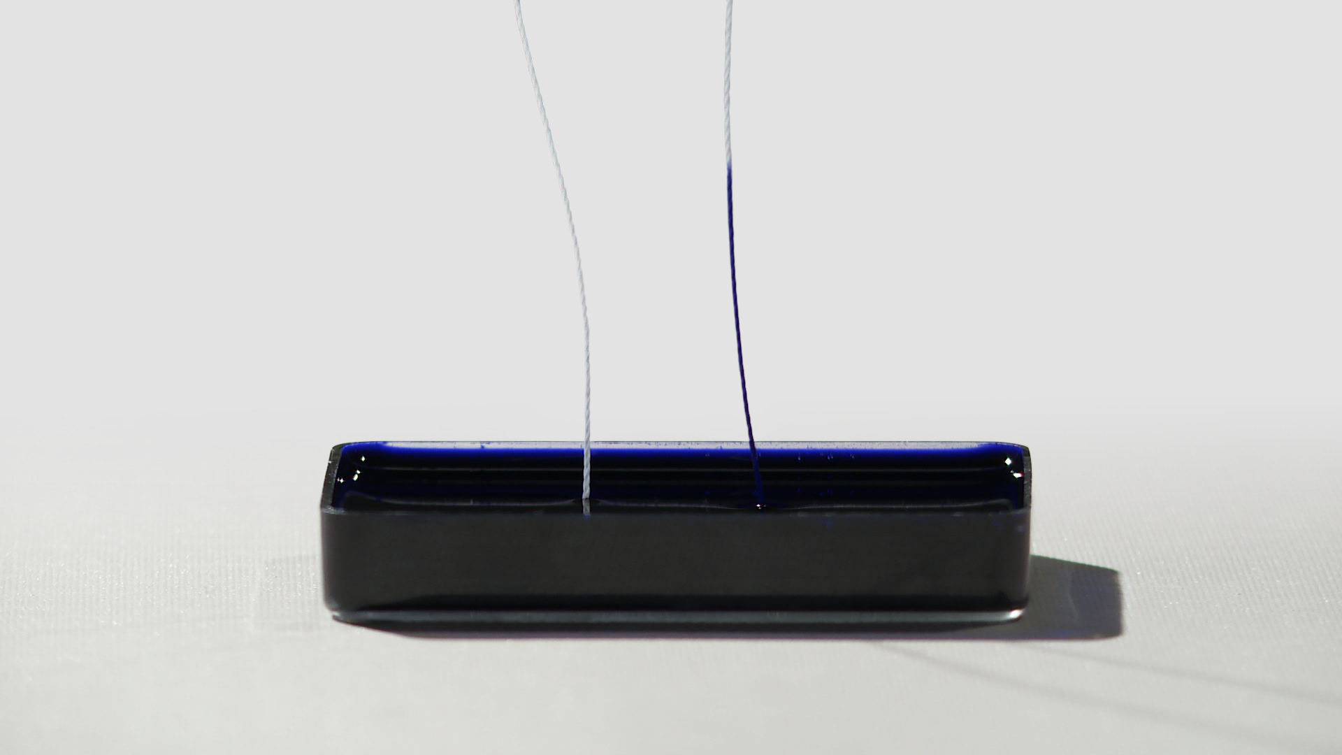 Capillary effect comparison: water-repellent thread and thread without water-repellent finish